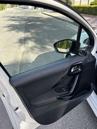 Peugeot 208 2015