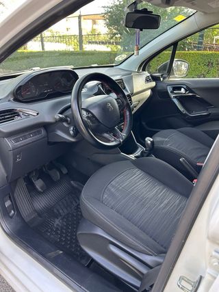 Peugeot 208 2015