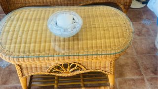 Mesa mimbre y cristal 