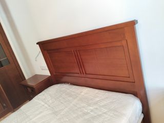 Cabecero  de 135 cm y mesitas de noche de madera.

