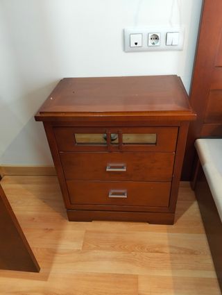 Cabecero  de 135 cm y mesitas de noche de madera.
