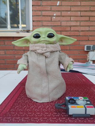 Muñeco Baby Yoda interactivo