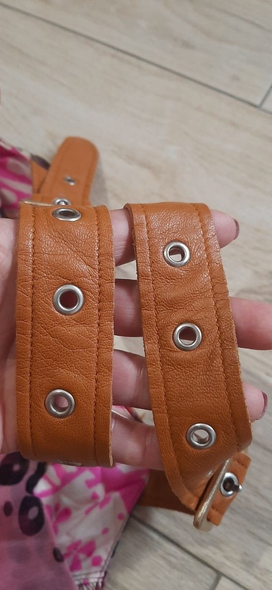 Vestito estivo multicolor con dettagli in pelle