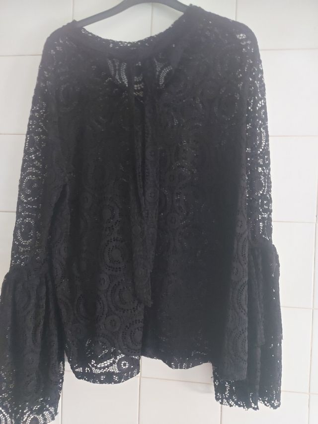 Blusa negra de Blonda.