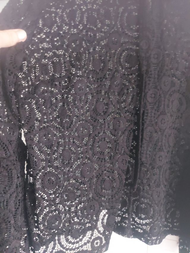 Blusa negra de Blonda.