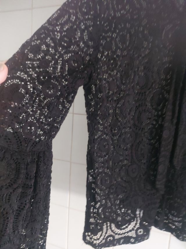 Blusa negra de Blonda.