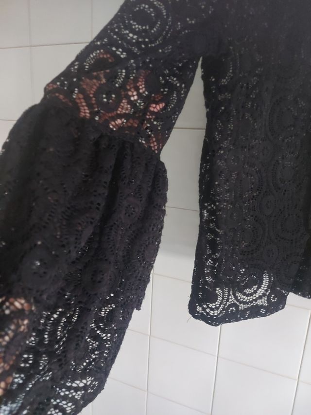 Blusa negra de Blonda.