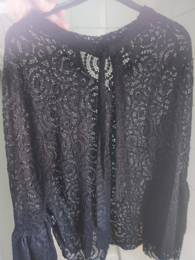 Blusa negra de Blonda.