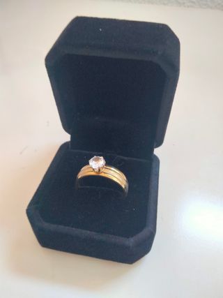 Anillo dorado con circonita