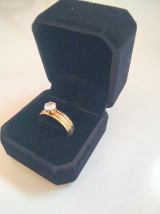 Anillo dorado con circonita