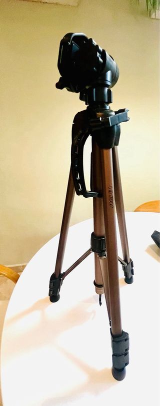 Trípode fotografico NUEVO con
cabezal de 3 vías