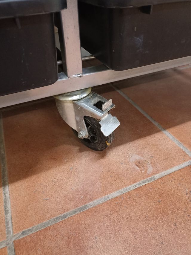 Carros metálicos con 68 bandejas