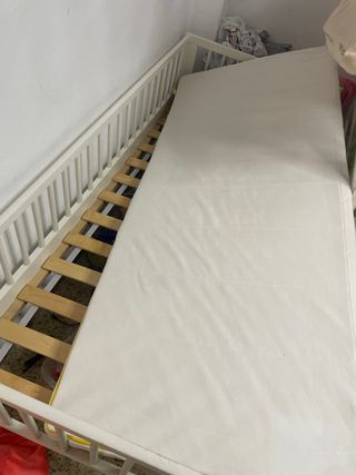 Cama infantil blanca con barreras de Ikea gulliver