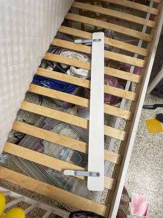 Cama infantil blanca con barreras de Ikea gulliver