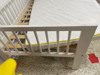 Cama infantil blanca con barreras de Ikea gulliver