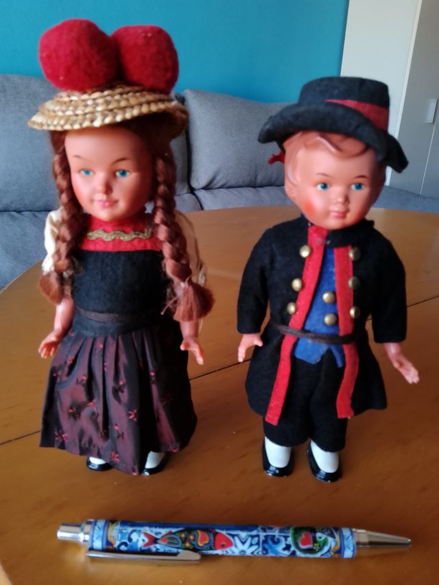 Muñecos de baquelita con traje regional Alemania