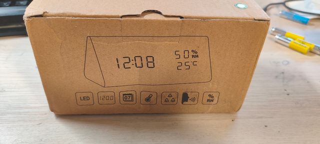 Reloj digital con termómetro