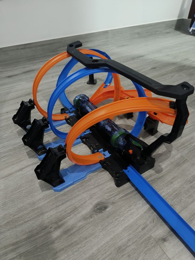 Pista Hot Wheels Triple Looping