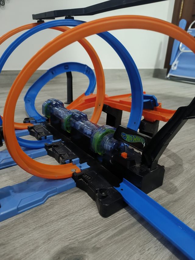 Pista Hot Wheels Triple Looping