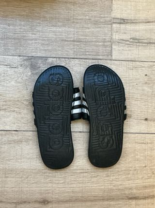 Chanclas Adidas negras y plateadas