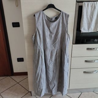 Vestito a righe bianco e grigio