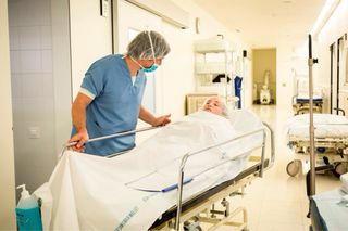 El cuidado de personas mayores a domicilio.