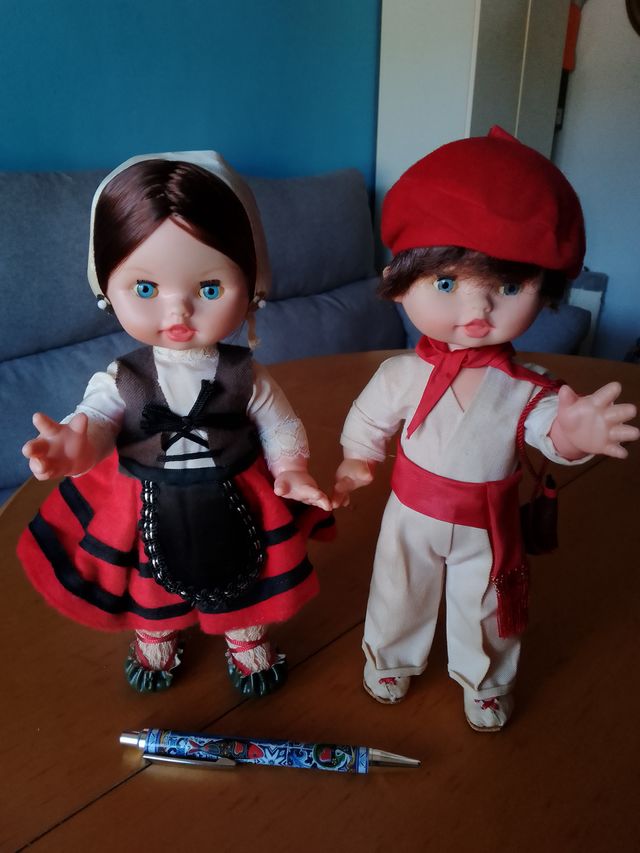 Muñecos de goma con trajes tradicionales españoles