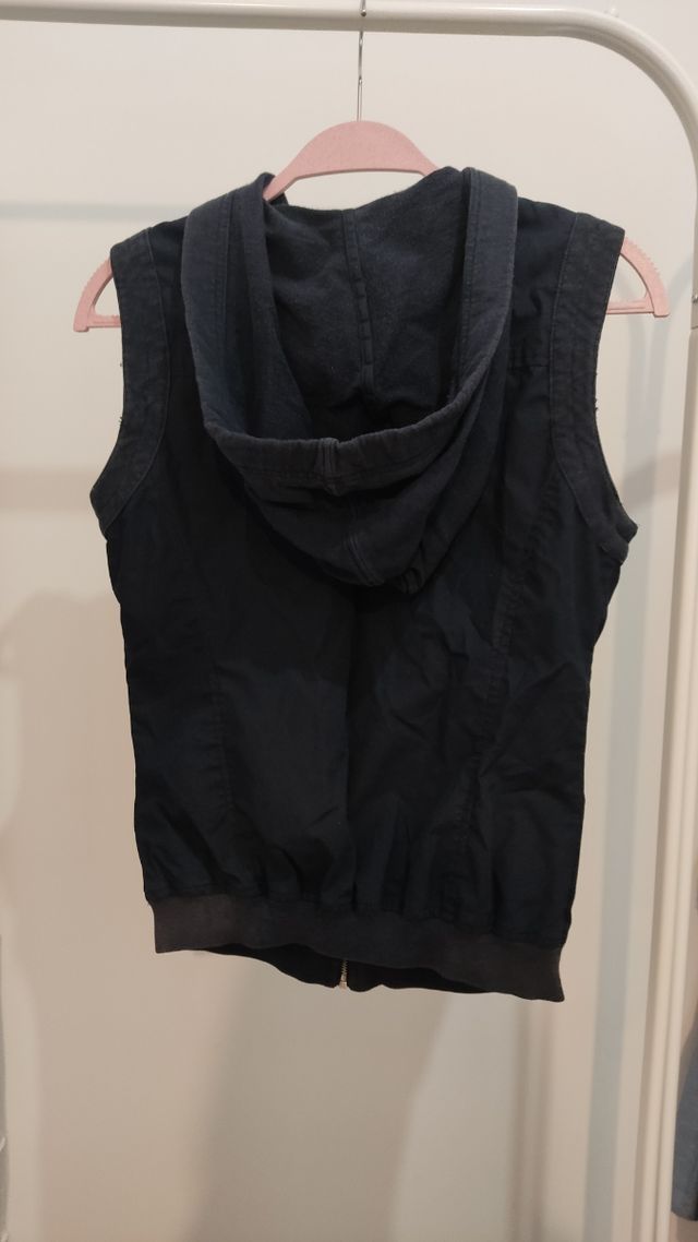 Chaleco azul marino con capucha