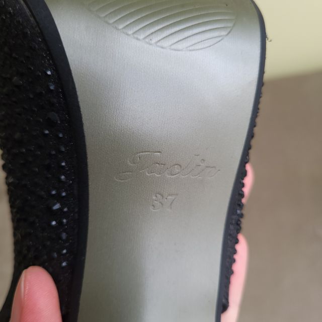 Sandali con tacco nero lucido