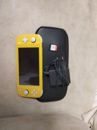 Nintendo Switch amarilla utilizada 4 veces.