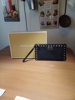 MICHAEL KORS - cartera negra tachuelas
