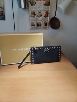 MICHAEL KORS - cartera negra tachuelas