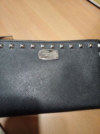 MICHAEL KORS - cartera negra tachuelas