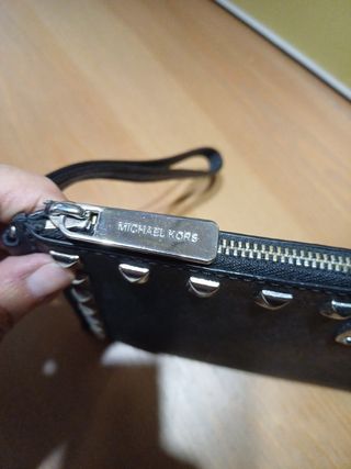 MICHAEL KORS - cartera negra tachuelas