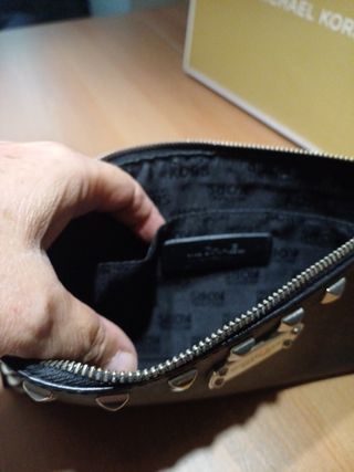 MICHAEL KORS - cartera negra tachuelas