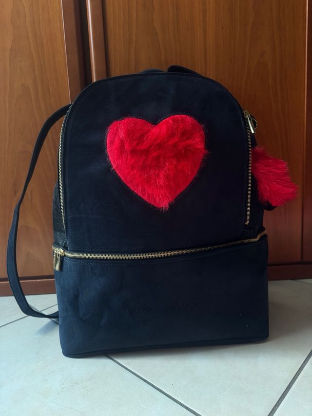 Zaino nero per cani cuoricino rosso