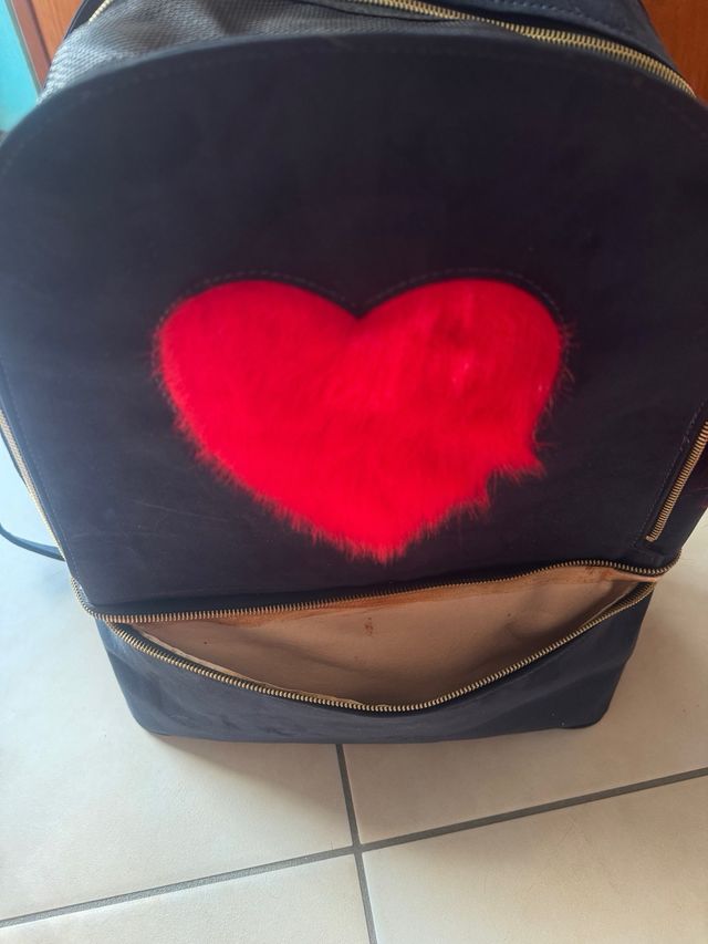 Zaino nero per cani cuoricino rosso