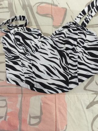 Top Bershka cebra con etiqueta 