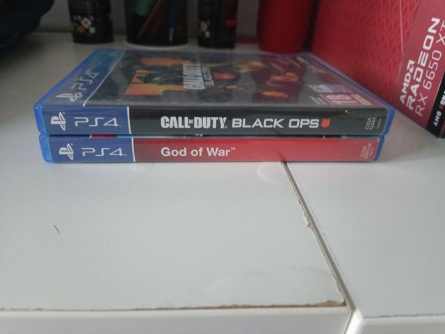 PS4 (PlayStation 4): God of War y Call of Duty Bla