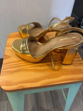 Sandalias doradas de Mariquita trasquilà- talla 40