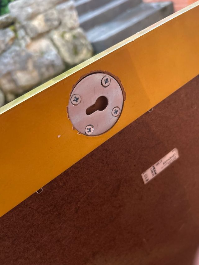 Espejo con marco dorado