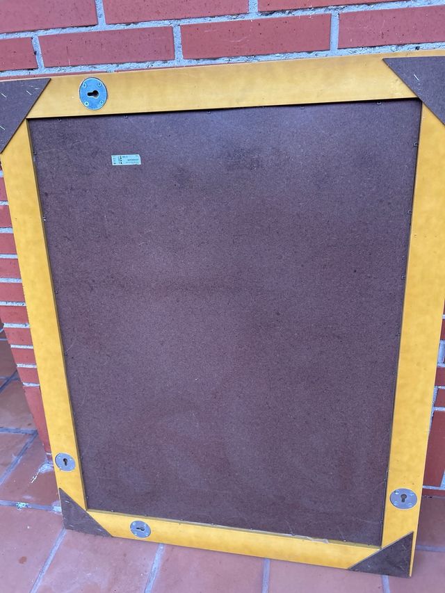 Espejo con marco dorado