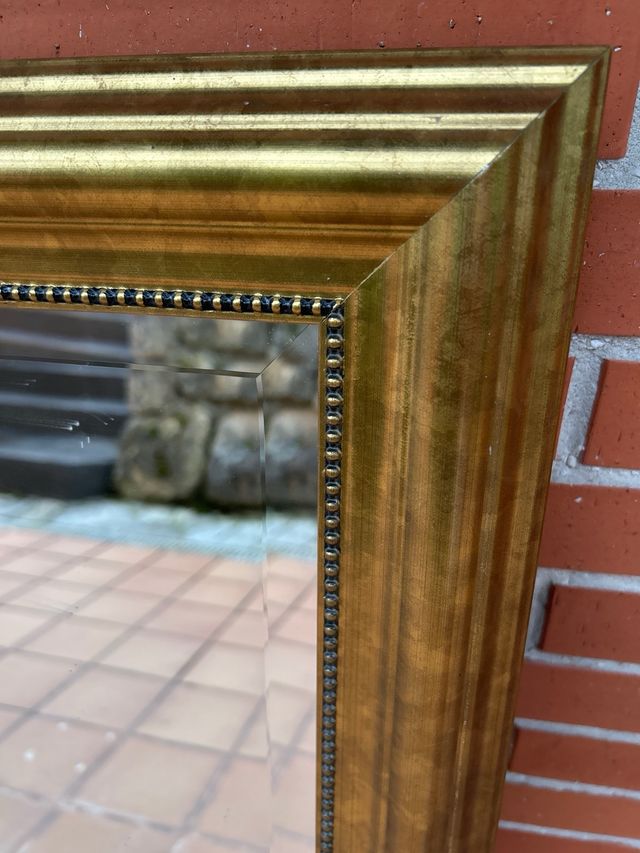 Espejo con marco dorado