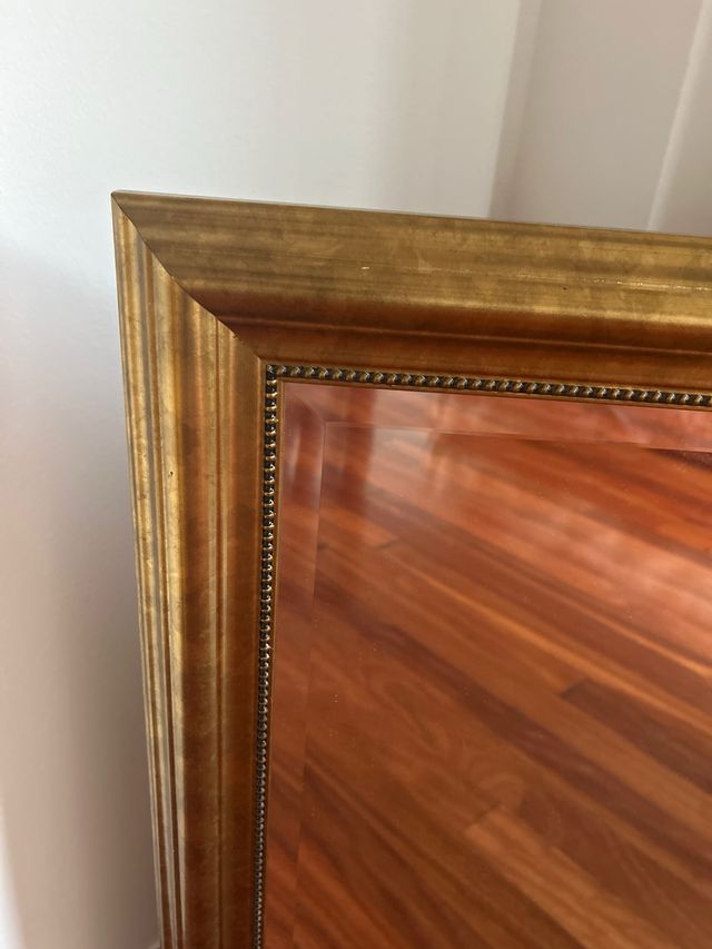 Espejo con marco dorado