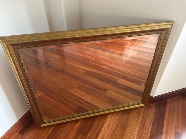 Espejo con marco dorado