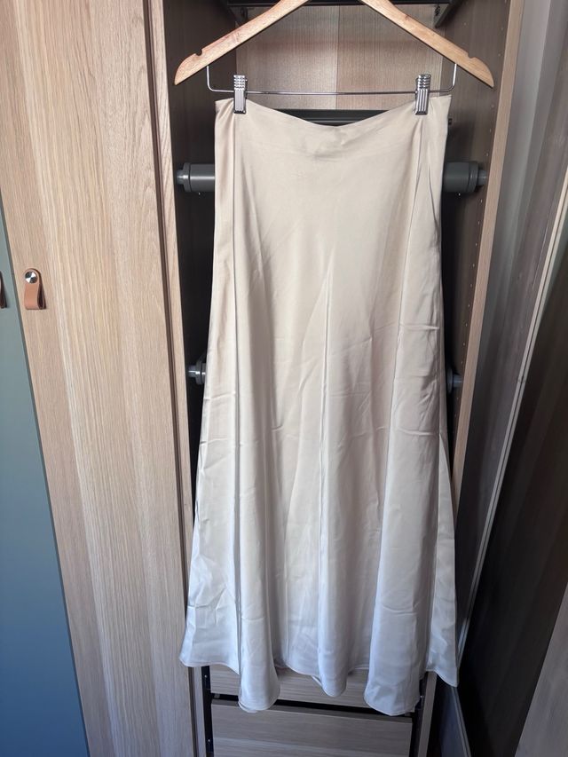 Falda midi beige satinada