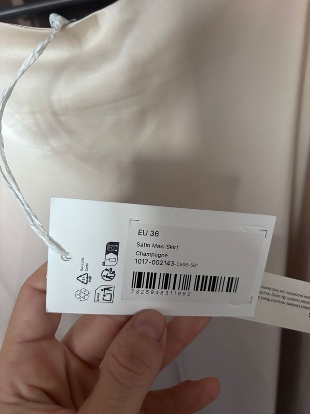 Falda midi beige satinada