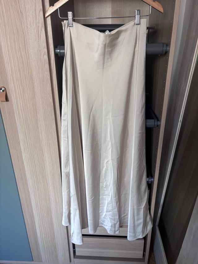 Falda midi beige satinada