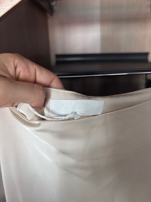 Falda midi beige satinada