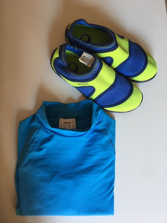 Escarpines y camiseta niño para playa o piscina